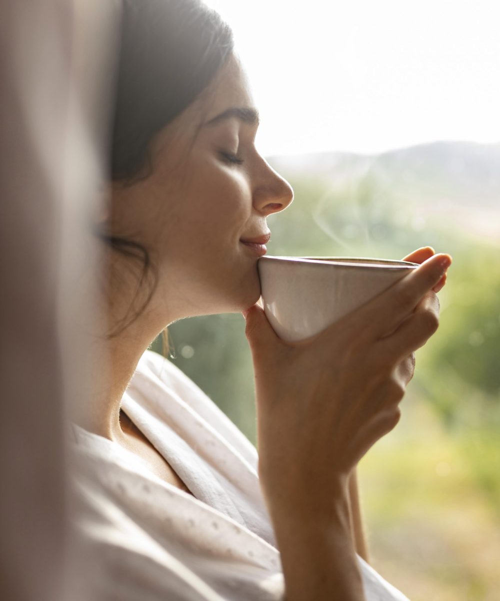 cerrar-mujer-tomando-cafe cerrar-mujer-tomando-cafe
